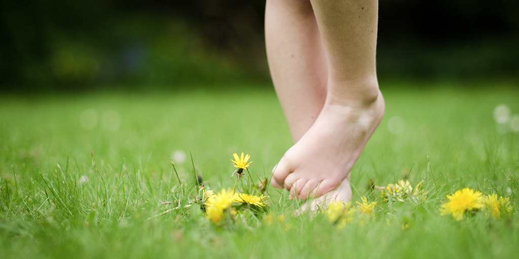 Фото утонченной мамаши с голыми ножками на газоне